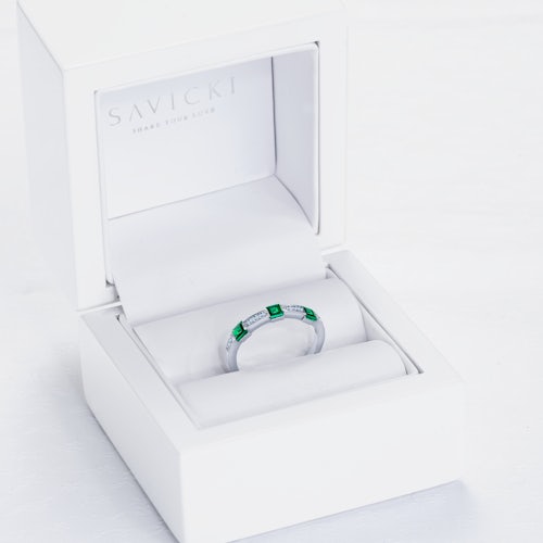 Pierścionek SAVICKI: białe złoto, szmaragdy, diamenty